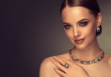 Jewelry and Accessories in Fashion: Elegance and 2025 Trends