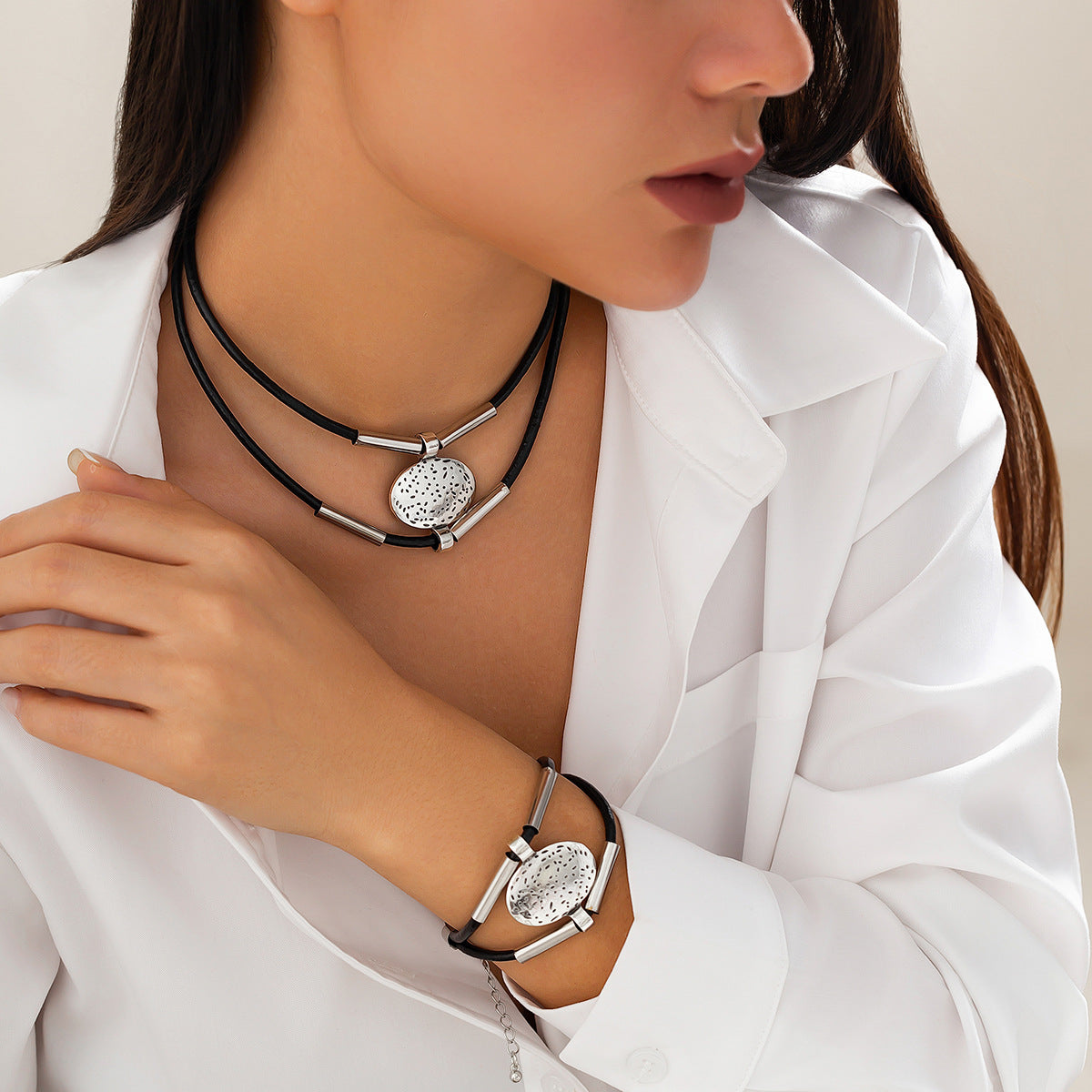 Simple Double-layer Elbow Necklace Retro Ethnic Relief Short Pendant Necklace Necklace For Women